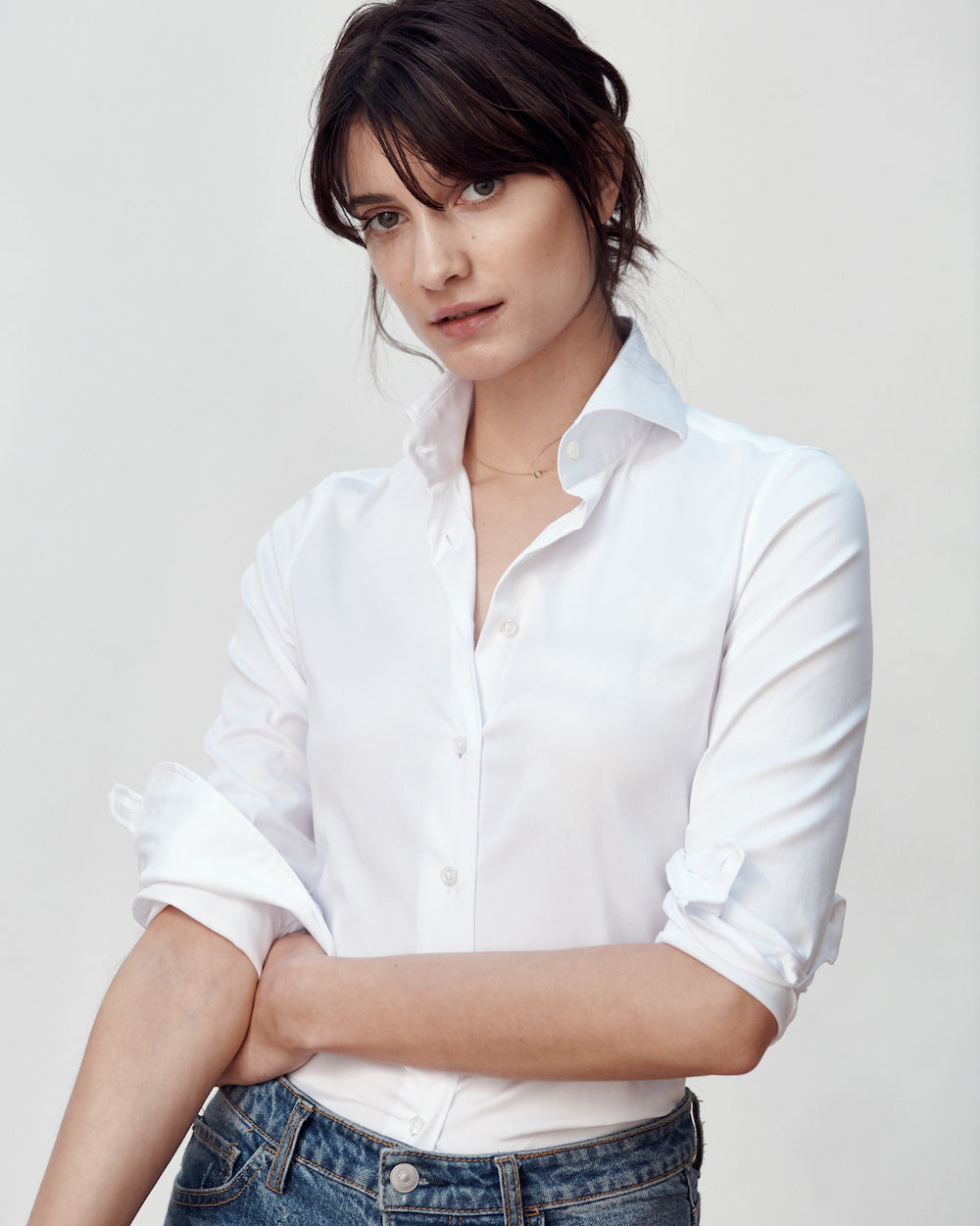 Female model wearing the Jonathan Mezibov Italian-made white Pearson Stretch Poplin Shirt.