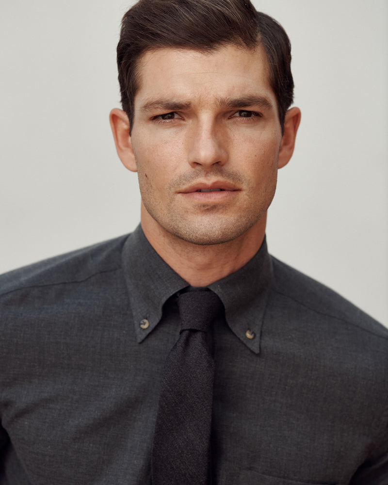 Close-up of a male model wearing the Jonathan Mezibov Gordon Cotton-Cashmere Shirt and Woven Wool-Silk Tie.